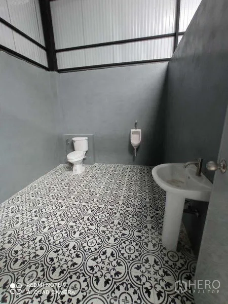 คลังสินค้า ให้เช่าในSaphan Sung, Bangkok - ห้องน้ำภายในโกดัง พื้นกระเบื้องลายวินเทจ พร้อมโถส้วม โถปัสสาวะ และอ่างล้างมือ