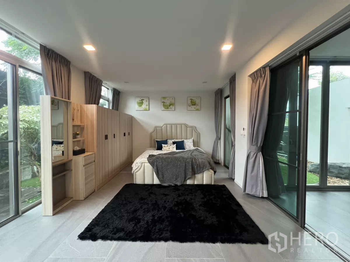 独立式住宅 出租在Saphan Sung, Bangkok - 采光充足的卧室，壁柜与花园景