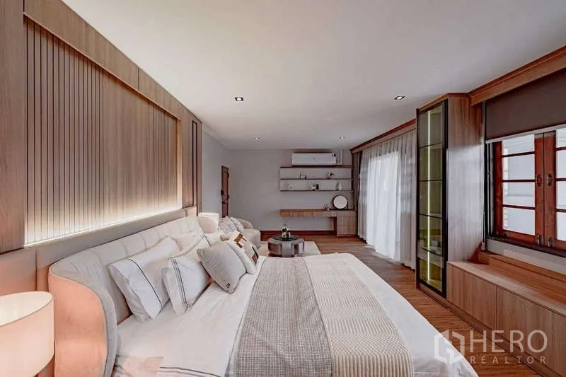 บ้าน ให้เช่าหรือขายในPhra Khanong, Bangkok - ห้องนอนพร้อมหัวเตียงดีไซน์ โซฟา และผ้าม่านเต็มผนัง