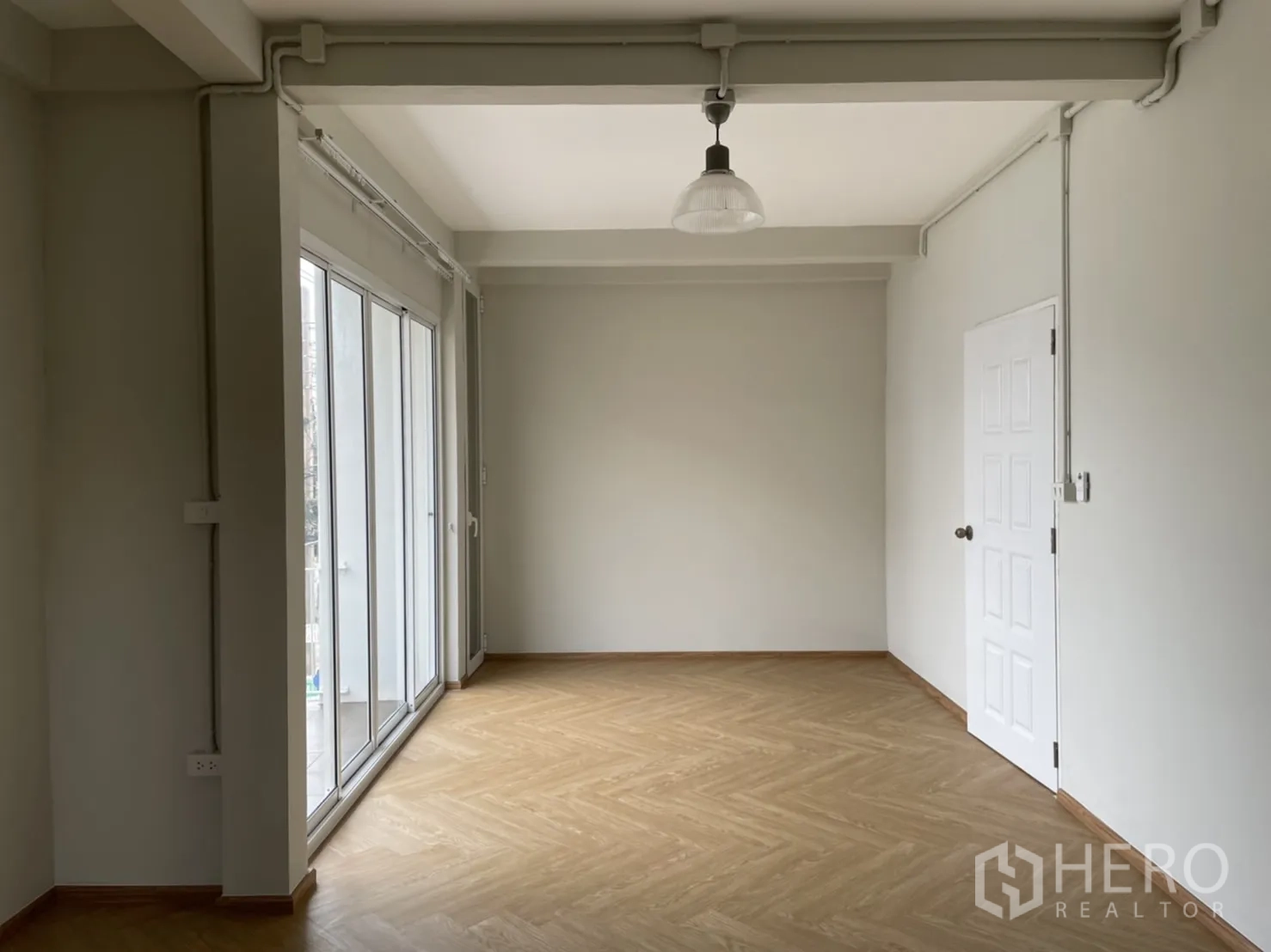 บ้าน ให้เช่าหรือขายในDin Daeng, Bangkok - ห้องกว้างพร้อมหน้าต่างบานเลื่อน ประตูสีขาว และพื้นลายก้างปลาไม้