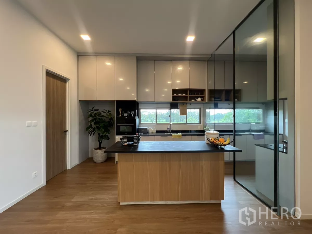 独立式住宅 出租在Saphan Sung, Bangkok - 现代厨房，中岛台、嵌入式电器和高柜