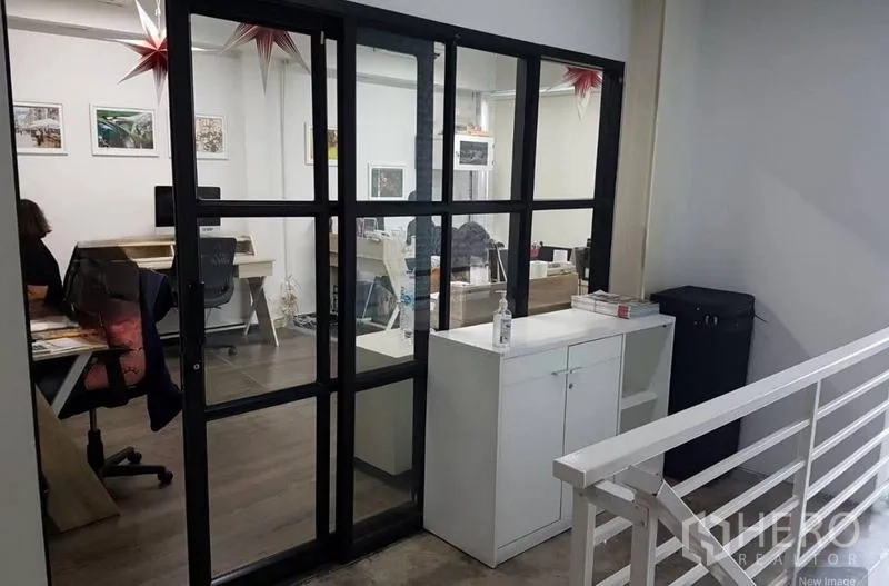 店屋 出售在Bang Rak, Bangkok - 玻璃隔断办公室，设多组工位与木纹地板