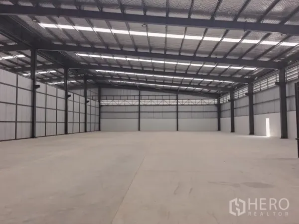 工厂 出租在Chon Buri - 仓库内部宽敞，高钢结构屋顶与光滑混凝土地面