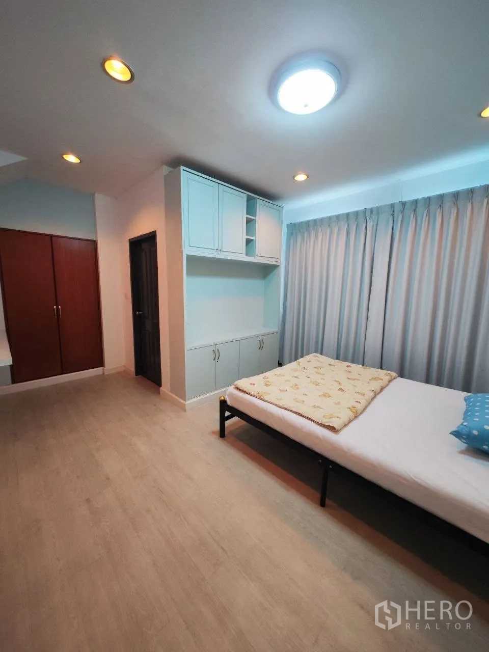 家庭办公室 for rent in Bang Na, Bangkok - 卧室配床与内置柜，灯光温暖。