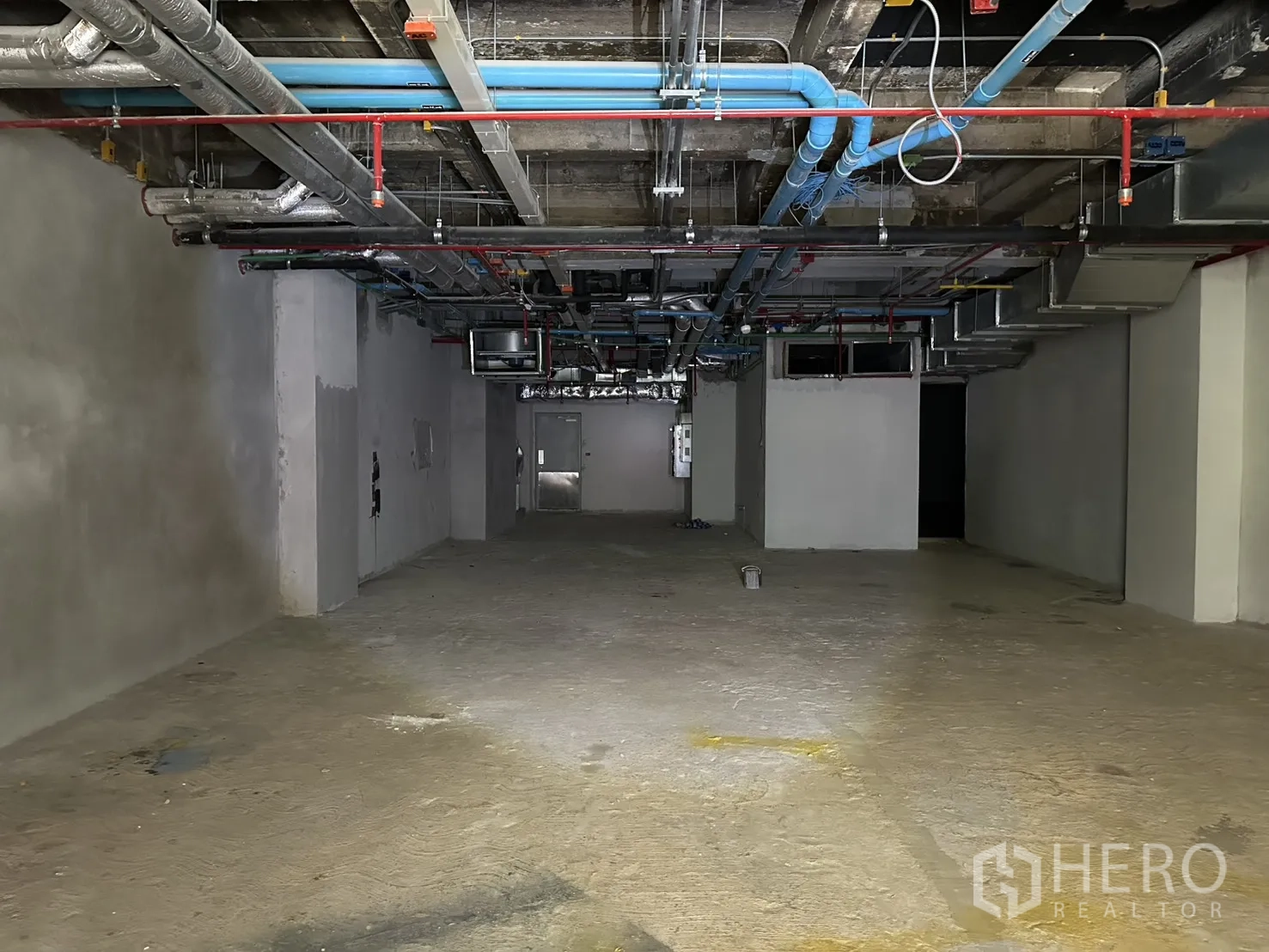 零售空间 for rent in Bang Rak, Bangkok - 纵深长条形空间，层高充足，顶部可见机电安装。