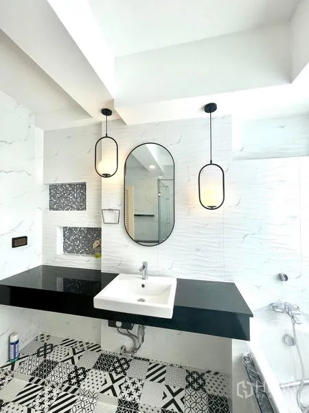 ทาวน์เฮาส์ ให้เช่าในKhlong Toei, Bangkok - ห้องน้ำร่วมสมัย ท็อปสีดำ โคมแขวน และพื้นกระเบื้องลาย