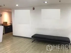 办公空间 出租在Khlong Toei, Bangkok - 等候区设黑色长凳与嵌入式顶灯。