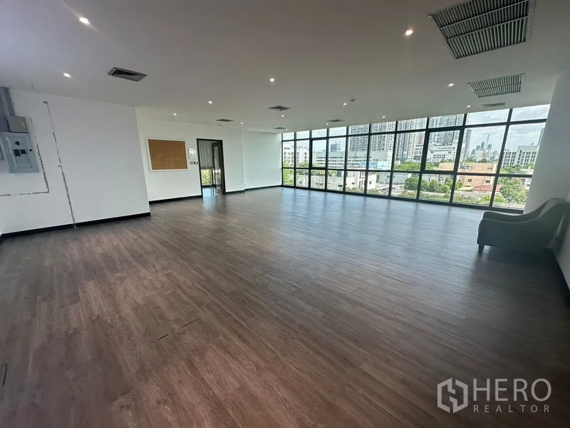 办公空间 出租在Khlong Toei, Bangkok - 宽敞转角开放式空间，落地窗与城市景观