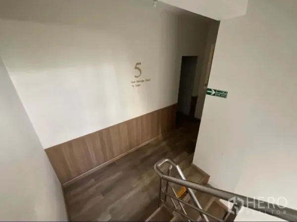 อาคารพาณิชย์ ให้เช่าในKhlong Toei, Bangkok - ชานบันไดพื้นไม้พร้อมป้ายบอกทางไปห้องนวดเท้า