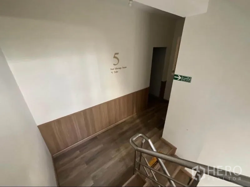 อาคารพาณิชย์ ให้เช่าในKhlong Toei, Bangkok - ชานบันไดพื้นไม้พร้อมป้ายบอกทางไปห้องนวดเท้า