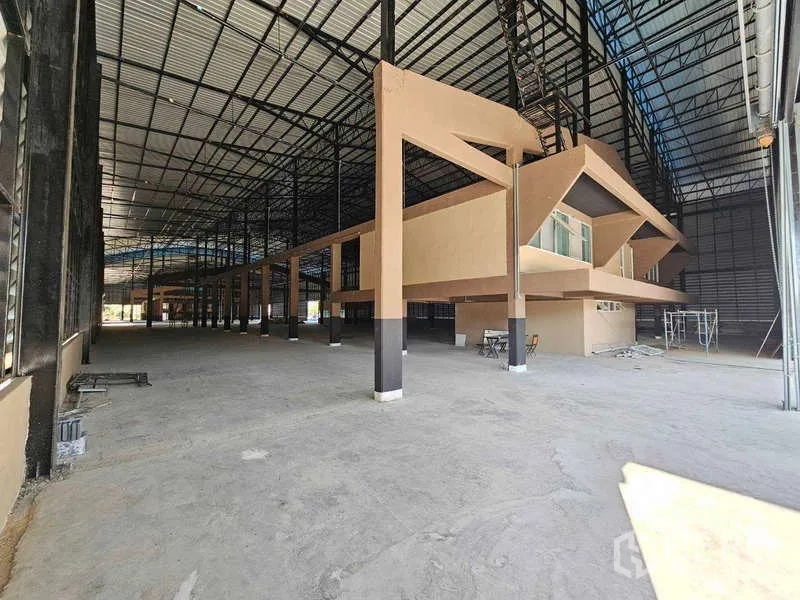 工厂 出租在Chon Buri - 厂内夹层办公结构特写