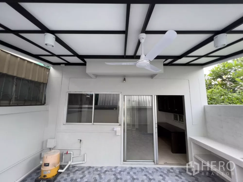 สำนักงานที่บ้าน ให้เช่าในLat Phrao, Bangkok - ลานระเบียงด้านหลังมีหลังคา พัดลมเพดาน และประตูกระจกบานเลื่อน