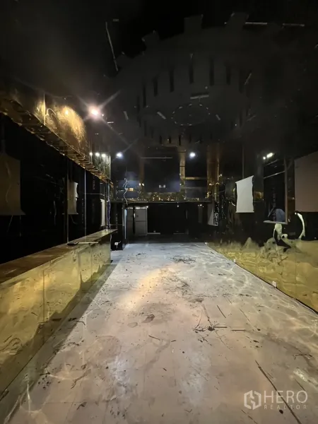 อาคารพาณิชย์ ให้เช่าในHuai Khwang, Bangkok - พื้นที่ค้าปลีกแบบลึก เพดานสีดำมีดีไซน์ ไฟดาวน์ไลท์ และเคาน์เตอร์บิวท์อิน