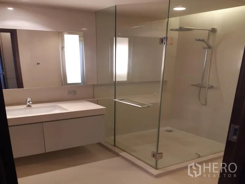 คอนโด ให้เช่าในWatthana, Bangkok - ห้องน้ำสว่างพร้อมห้องอาบน้ำกระจกและตู้ลอย