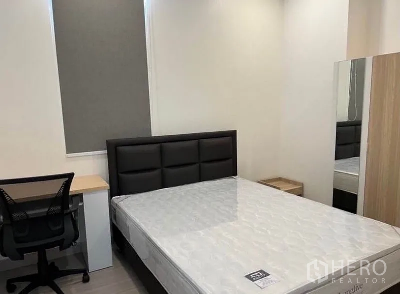 คอนโด ให้เช่าในBang Rak, Bangkok - ห้องนอนรองพร้อมเตียง โต๊ะทำงาน ตู้เสื้อผ้า และกระจกเต็มตัว