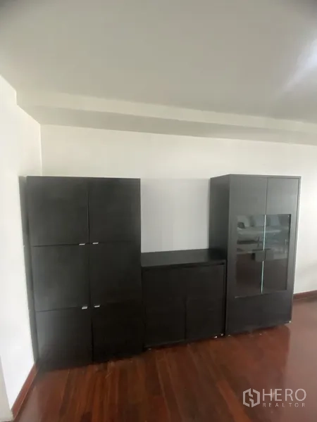 คอนโด ให้เช่าในWatthana, Bangkok - ตู้เก็บของไม้สีเข้มและตู้โชว์ตั้งชิดผนังสีขาว