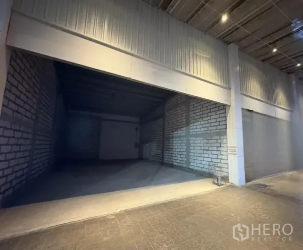 零售空间 出租 - 开间宽阔的商铺入口，层高充裕，未装修砖墙，适合改造