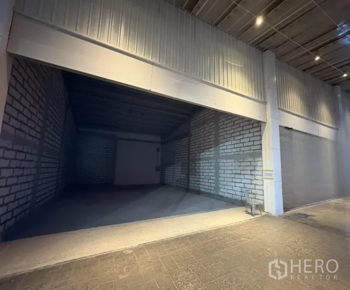 零售空间 出租 - 开间宽阔的商铺入口，层高充裕，未装修砖墙，适合改造