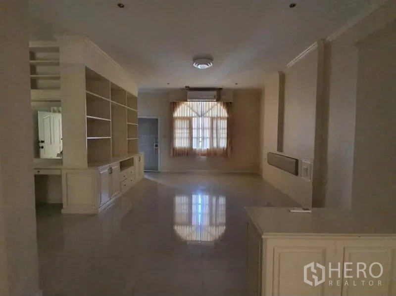 ทาวน์เฮาส์ ให้เช่าในHuai Khwang, Bangkok - ห้องนั่งเล่นชั้นบนกว้าง ตู้ชั้นวางของบิวท์อิน หน้าต่าง และพื้นกระเบื้องแกรนิตโต้