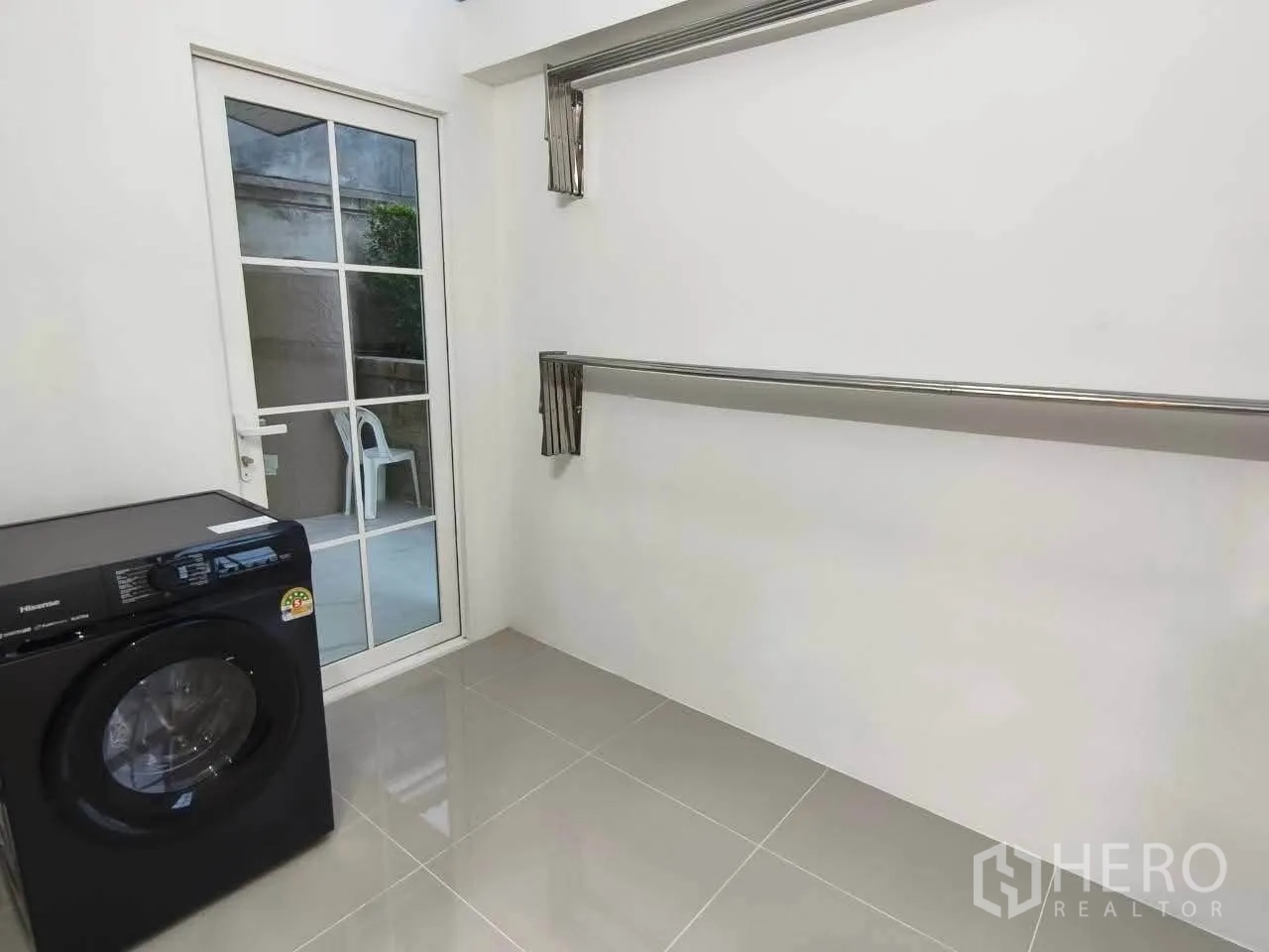 Detached House for rent in Bang Phli, Samut Prakan - Laundry room with washing machine and indoor drying racks.