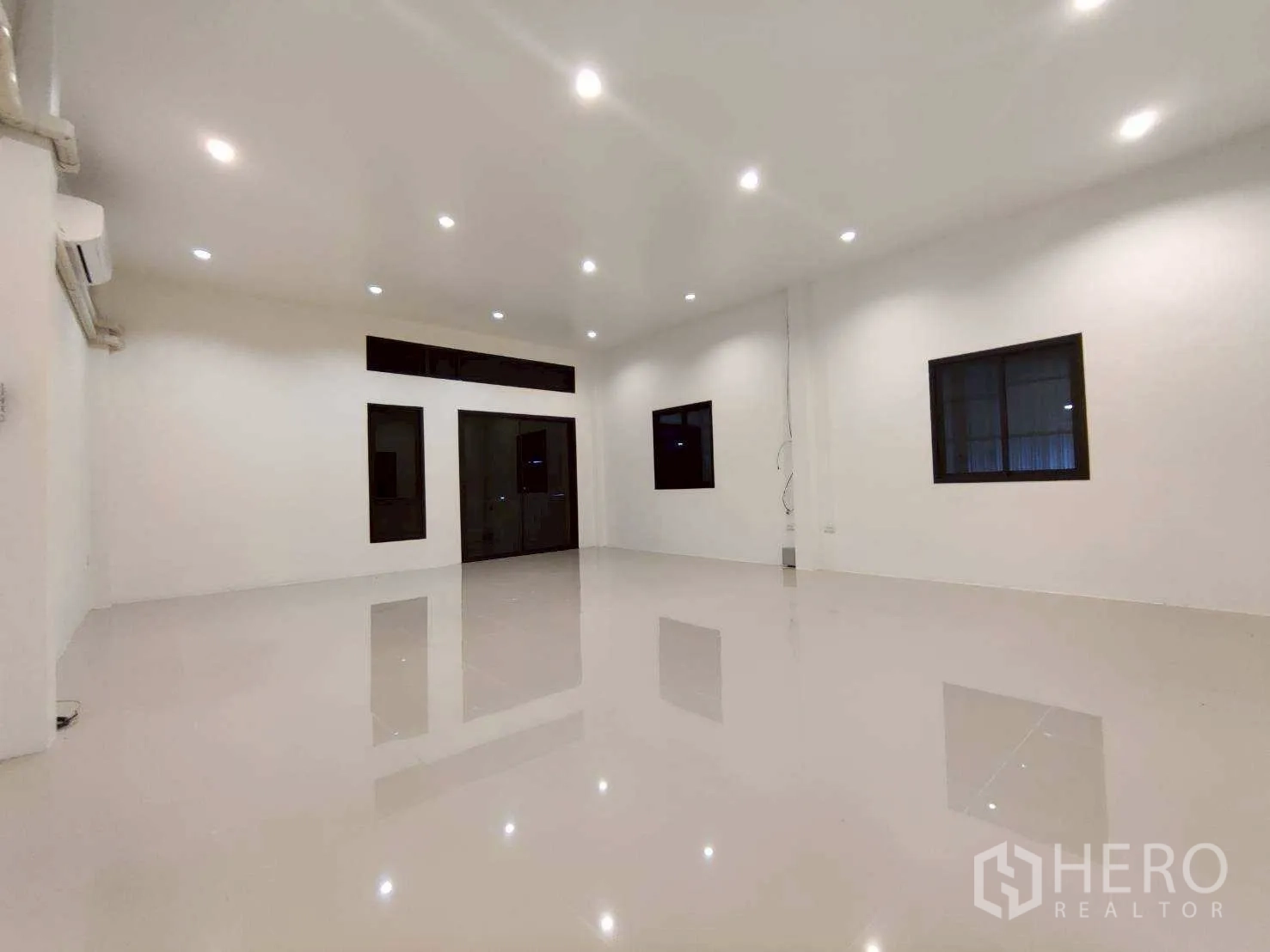 โกดัง for rent in Lam Luk Ka, Pathum Thani - ห้องสำนักงานขนาดใหญ่พร้อมแอร์แบบแยกส่วนและหน้าต่างหลายบาน.