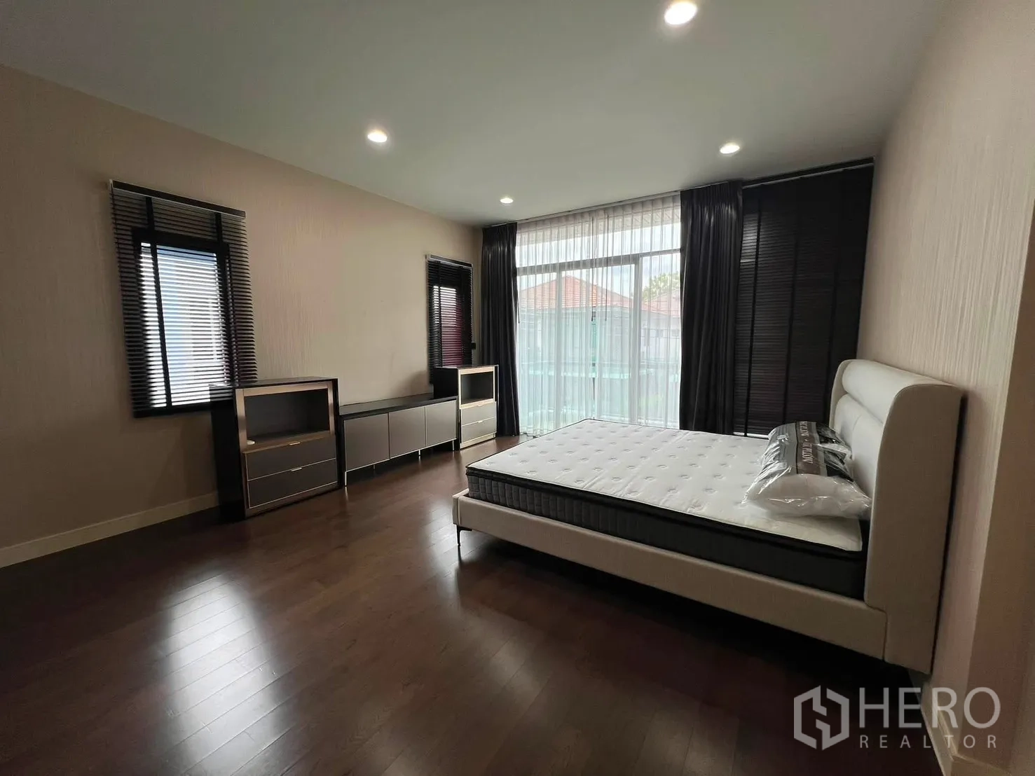 Property Image #16 for property HRE00912