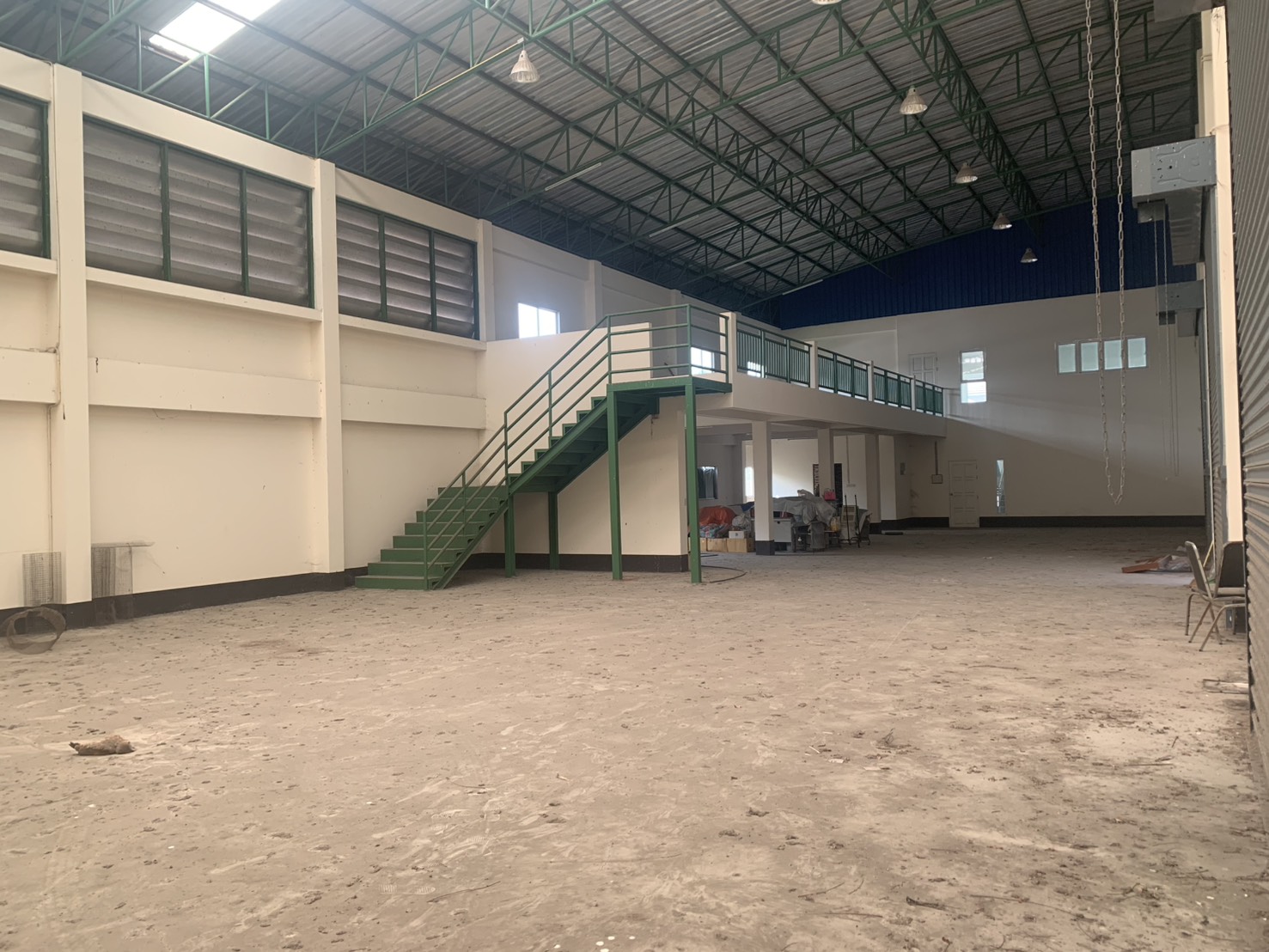 货栈 出租在Lam Luk Ka, Pathum Thani - 仓库广角视图，绿色楼梯通向夹层。