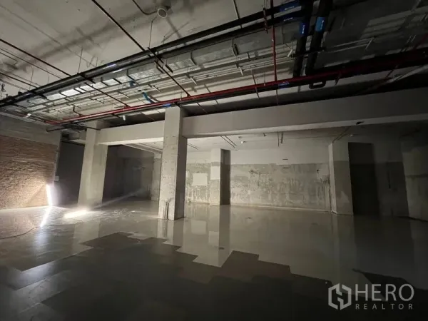 พื้นที่ขายปลีก ให้เช่า - พื้นที่เชิงพาณิชย์สภาพเปล่า มีเสาคอนกรีต เพดานงานระบบเปิด และพื้นกระเบื้อง