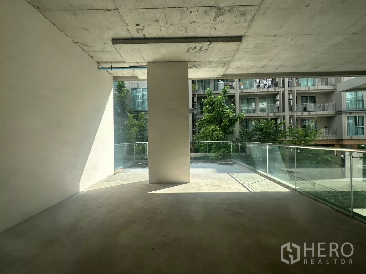 พื้นที่ขายปลีก ให้เช่า - ระเบียงกว้างมีราวกระจก มองเห็นอาคารพักอาศัย เหมาะโซนคาเฟ่