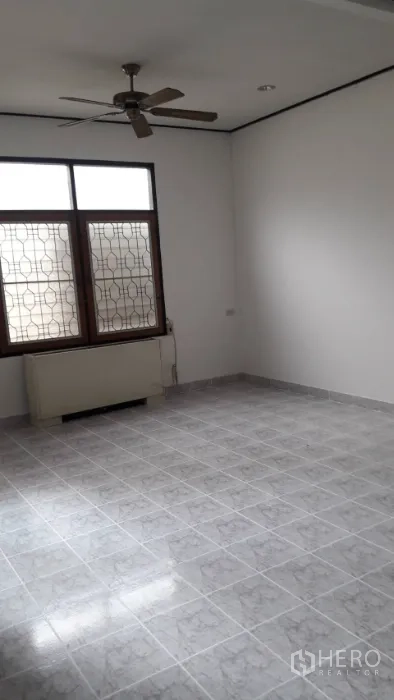 บ้าน ให้เช่าในYan Nawa, Bangkok - ห้องอเนกประสงค์ปูกระเบื้อง มีพัดลมเพดานและหน้าต่างติดเหล็กดัด