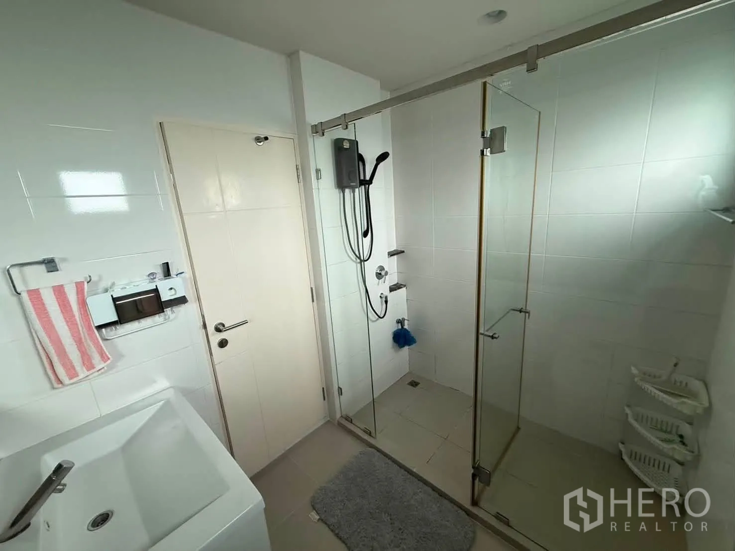 独栋房屋 for rent in Bang Kapi, Bangkok - 浴室带玻璃淋浴间与白色洗手台。