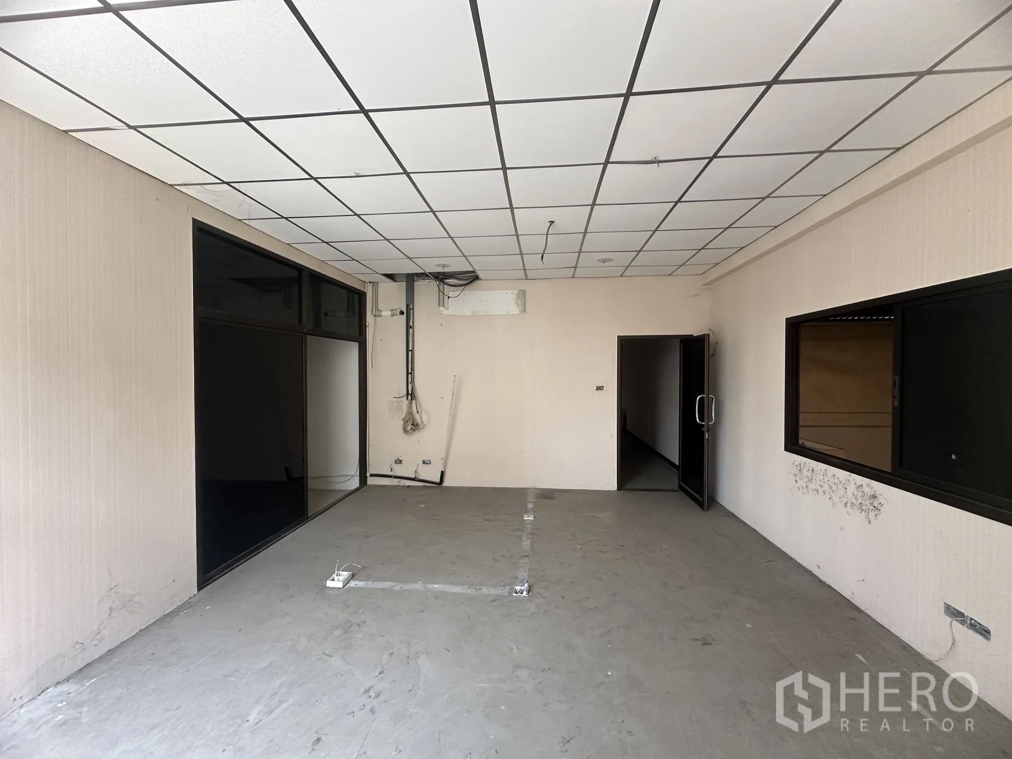 โรงงาน for rent in Lat Lum Kaeo, Pathum Thani - ห้องสำนักงานชั้นบน เพดานฝ้าทีบาร์ ผนังกระจกและหน้าต่าง