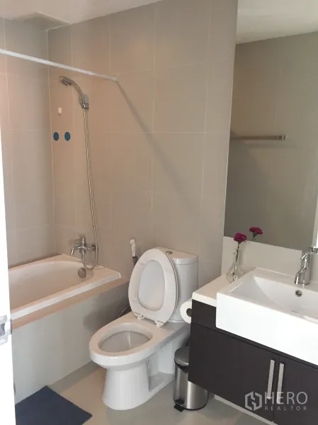 คอนโด ให้เช่าในKhlong Toei, Bangkok - ห้องน้ำที่สองปูกระเบื้องพร้อมอ่างอาบน้ำ ฝักบัวแบบมือถือ อ่างล้างหน้า และกระจก