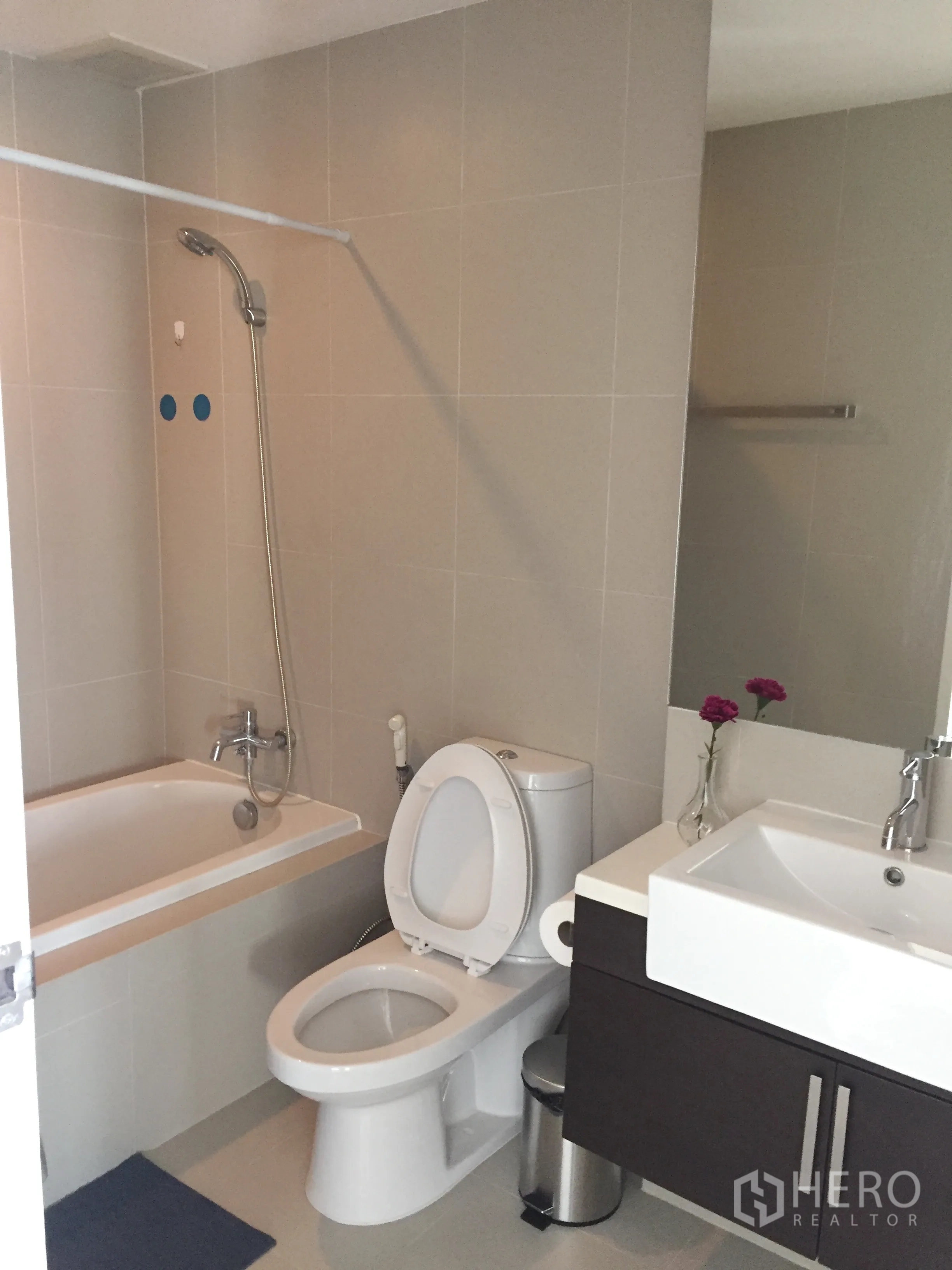 คอนโด ให้เช่าในKhlong Toei, Bangkok - ห้องน้ำที่สองปูกระเบื้องพร้อมอ่างอาบน้ำ ฝักบัวแบบมือถือ อ่างล้างหน้า และกระจก