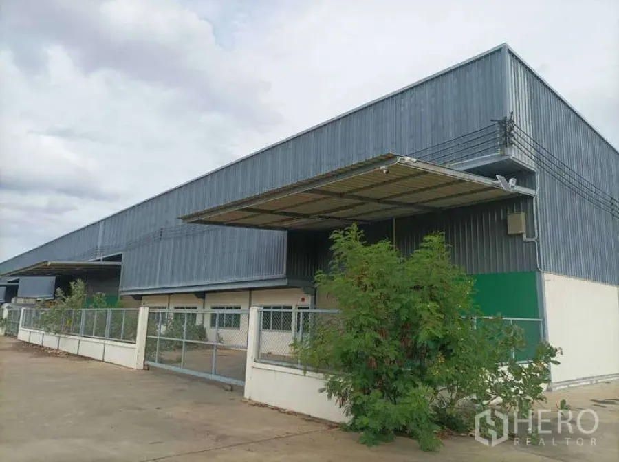 工厂 出租在Ban Phaeo, Samut Sakhon - 金属外墙的工厂建筑，带遮雨装卸雨棚与围栏大门