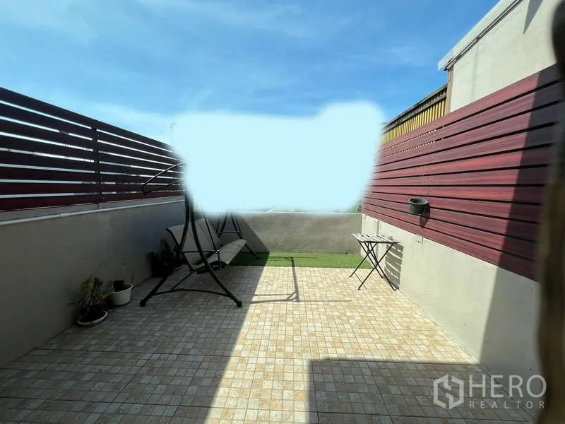 อาคารพาณิชย์ ขายในSuan Luang, Bangkok - เทอเรซดาดฟ้ารับแดด ปูกระเบื้อง มีชิงช้า กระถางต้นไม้ และรั้วบังตา