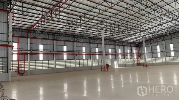 คลังสินค้า ให้เช่าในPluak Daeng, Rayong - ผนังโกดังมีช่องลม หน้าต่าง และท่อระบบดับเพลิงสีแดง