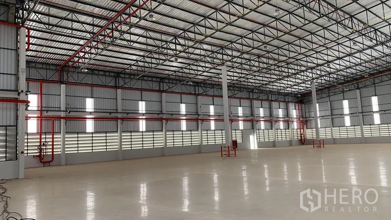 คลังสินค้า ให้เช่าในPluak Daeng, Rayong - ผนังโกดังมีช่องลม หน้าต่าง และท่อระบบดับเพลิงสีแดง