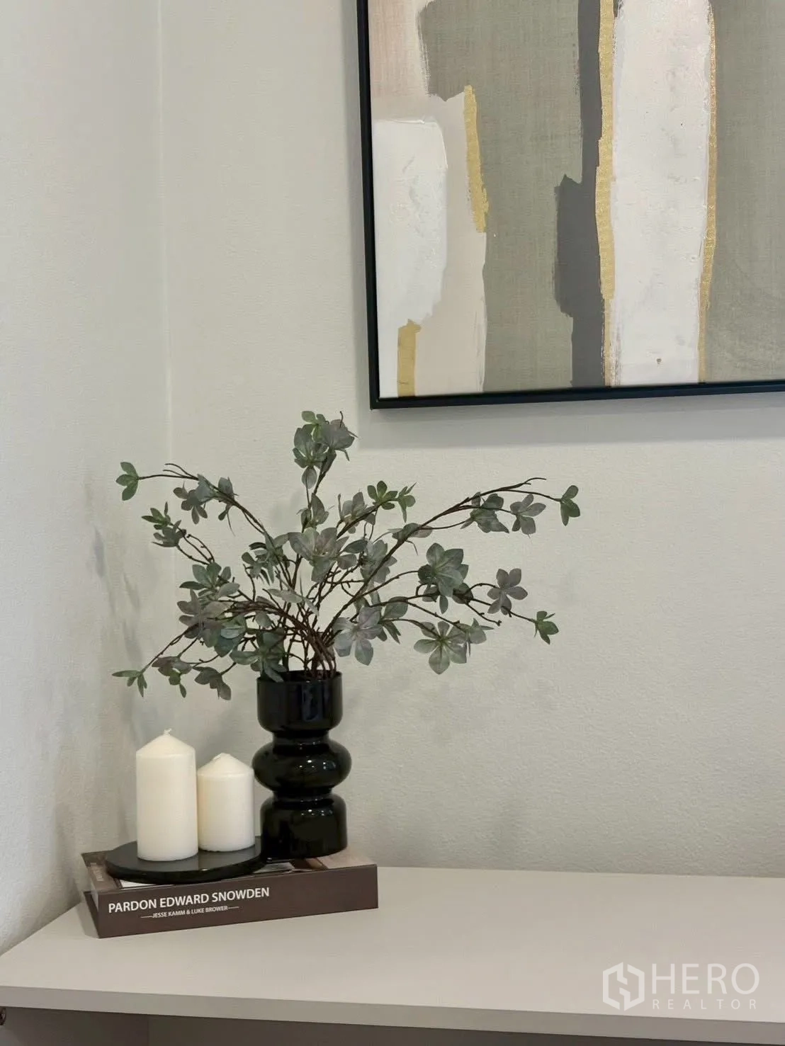 联排别墅 for rent in Huai Khwang, Bangkok - 极简装饰：画作下的花瓶与蜡烛。
