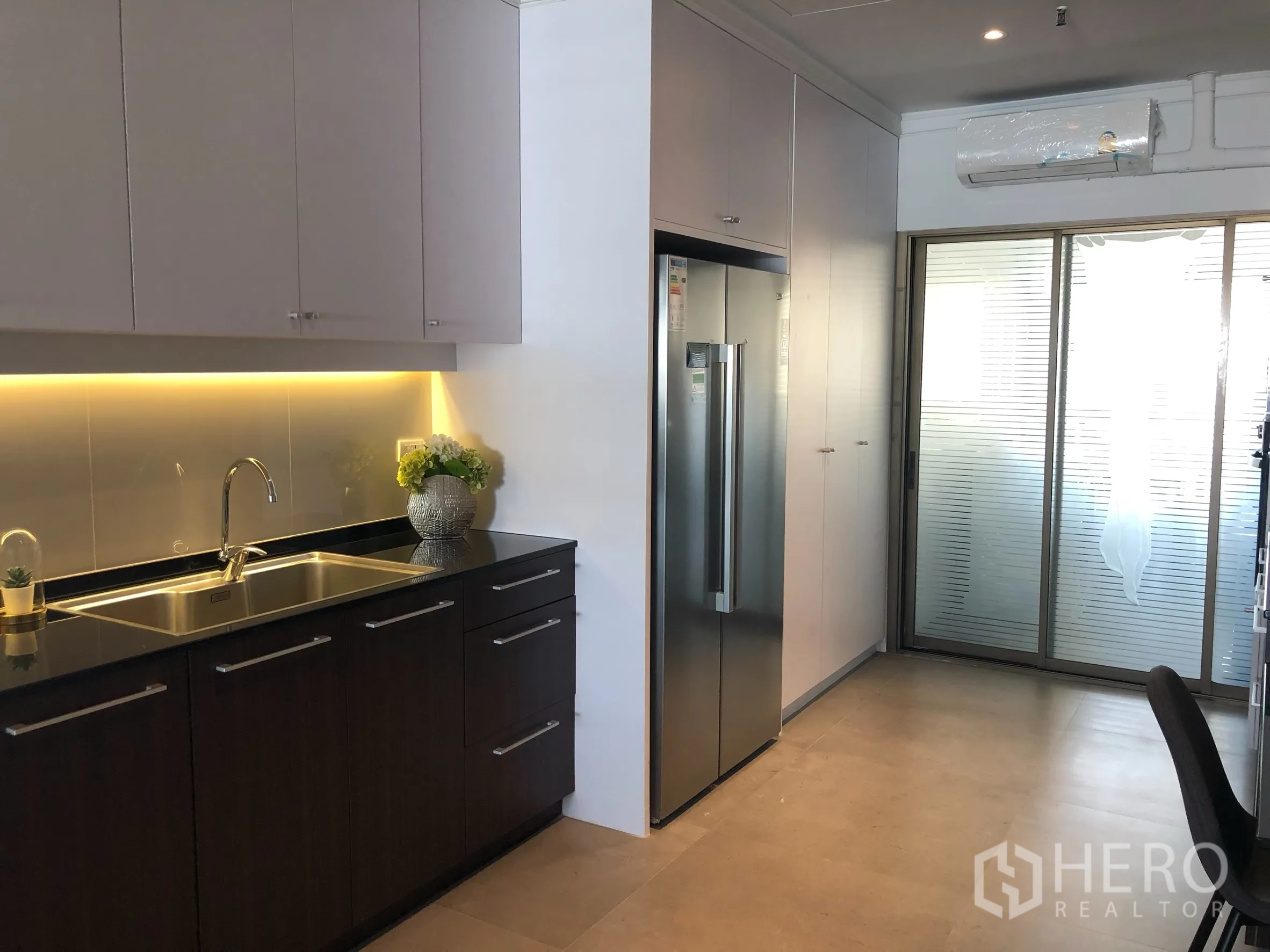 คอนโด ให้เช่าในBangkok - ครัวปิดสมัยใหม่ ไฟใต้ตู้เย็นสว่าง ตู้เย็นสแตนเลส