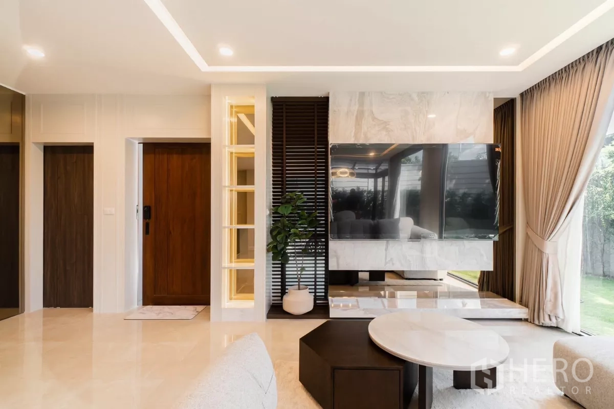 บ้าน ให้เช่าหรือขายในPrawet, Bangkok - โถงทางเข้าพร้อมประตูไม้ ชั้นโชว์ไฟสวย และผนังทีวี