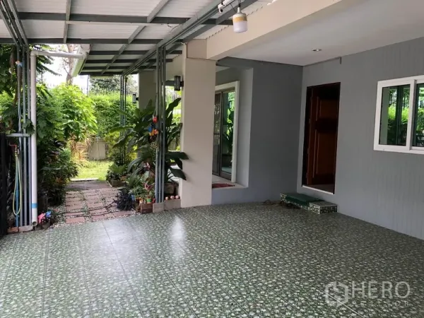 บ้าน ให้เช่าในSuan Luang, Bangkok - ที่จอดรถมีหลังคาปูพื้นกระเบื้อง เชื่อมทางเดินสวน