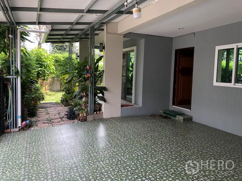 บ้าน ให้เช่าในSuan Luang, Bangkok - ที่จอดรถมีหลังคาปูพื้นกระเบื้อง เชื่อมทางเดินสวน