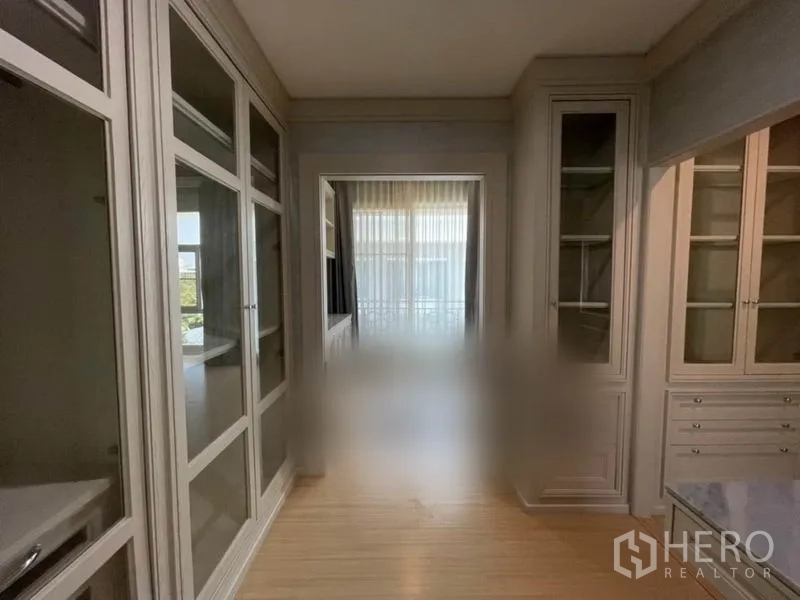 ทาวน์เฮาส์ ขายในSuan Luang, Bangkok - โถงวอล์กอินคลอเซ็ต ตู้เก็บของจำนวนมาก รับแสงธรรมชาติจากระเบียง