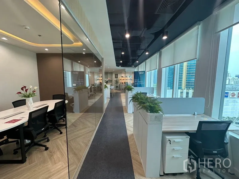 สำนักงาน ให้เช่า - โถงโต๊ะทำงานริมหน้าต่างใหญ่ ห้องประชุมกระจก และวิวสกายไลน์