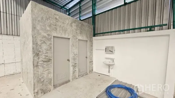 คลังสินค้า ให้เช่าในBang Bon, Bangkok - ภายในโกดังพร้อมห้องน้ำก่อปูนและอ่างล้างมือ ใต้หลังคาเมทัลชีท
