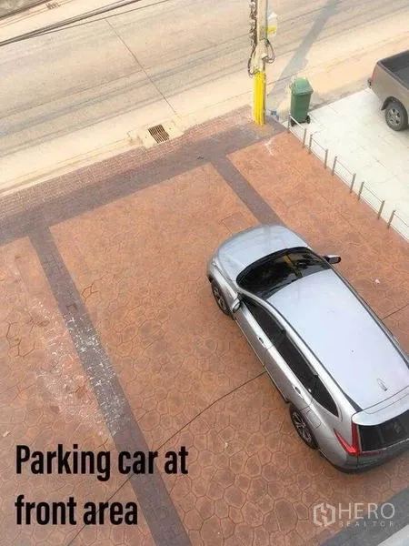 สำนักงานที่บ้าน ให้เช่าในMin Buri, Bangkok - ลานจอดรถด้านหน้าปูพื้นใกล้ถนนใหญ่