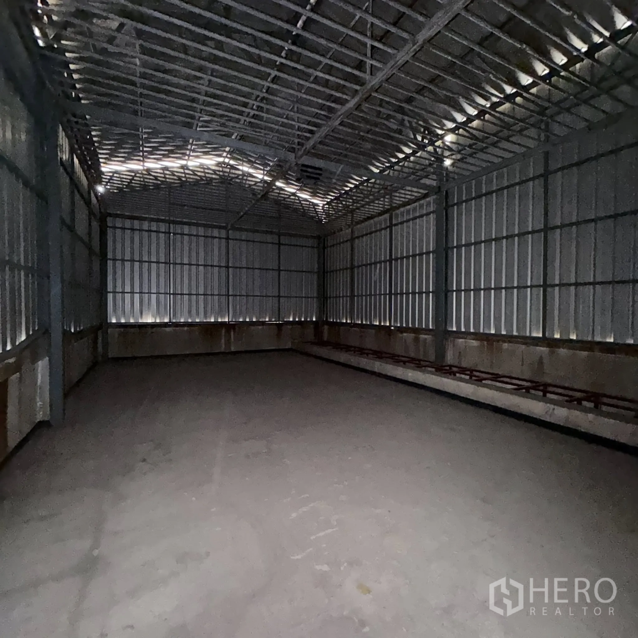 工厂 for rent in Phra Pradaeng, Samut Prakan - 金属夹芯板围合的仓储大厅，外露屋架与坚实地面。
