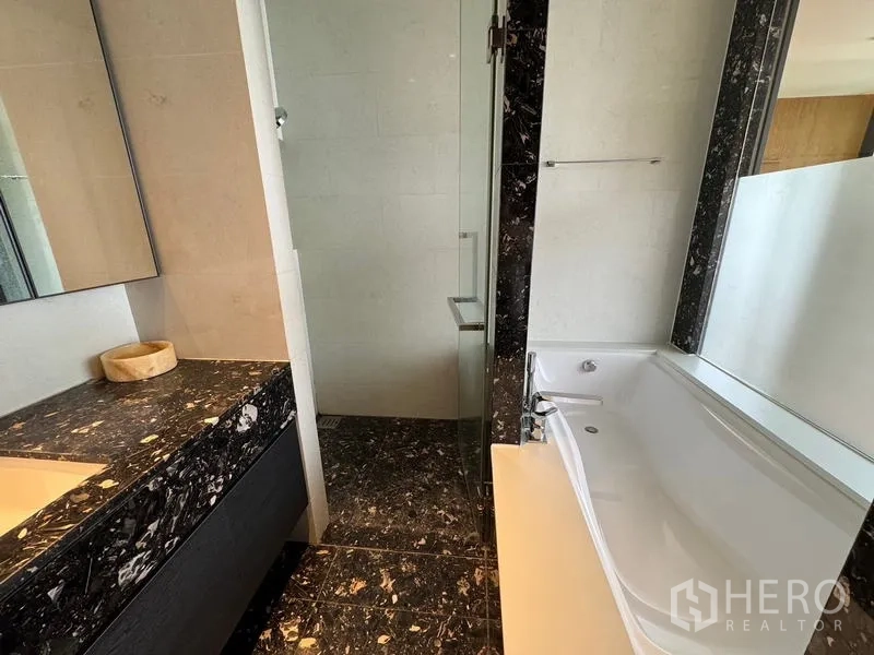 คอนโด ให้เช่าในKhlong Toei, Bangkok - ห้องน้ำหรู เคาน์เตอร์หินอ่อนสีดำ พร้อมตู้ shower กระจก และอ่างอาบน้ำ
