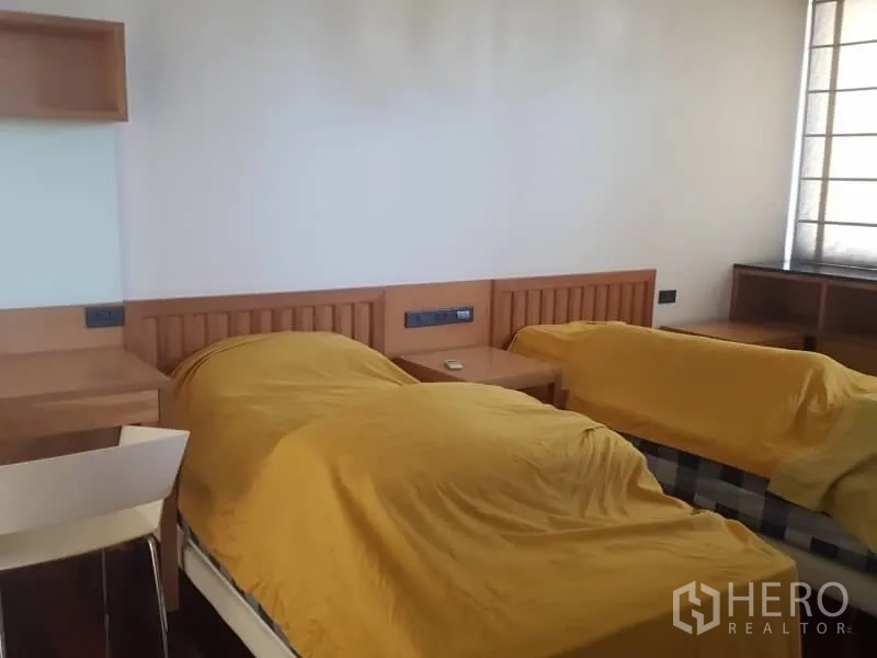 สำนักงานที่บ้าน ให้เช่าหรือขายในBang Rak, Bangkok - ห้องนอนรองเตียงคู่ พร้อมโต๊ะทำงานบิลต์อินและแสงธรรมชาติ